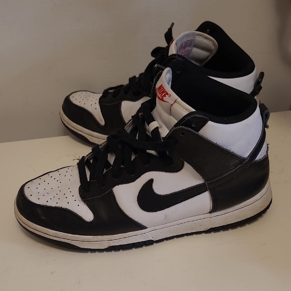 Nike Black and White Sneakers - Picture 7 of 13